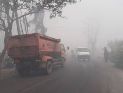 Helikopter Water Bombing Dikerahkan untuk Memadamkan Kebakaran Hebat di TPA Rawa Kucing yang Menyebabkan Jarak Pandang Terganggu