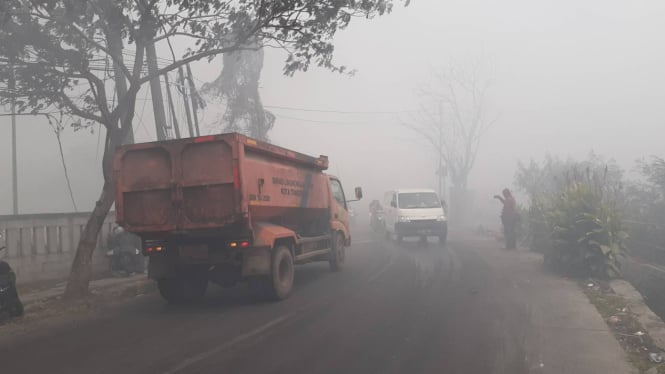 Helikopter Water Bombing Dikerahkan untuk Memadamkan Kebakaran Hebat di TPA Rawa Kucing yang Menyebabkan Jarak Pandang Terganggu