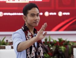 Gibran sebaiknya mempertimbangkan untuk mundur dari PDIP secara etis.