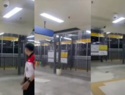 Hujan membuat Atap Bangunan Penghubung Stasiun Cawang LRT Jabodebek Jebol