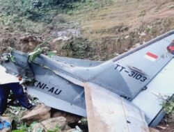 Bangkai Pesawat Super Tucano Dipotong dan Diangkat ke Pangkalan Udara Abdul Rachman Saleh