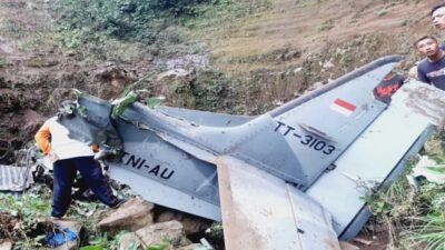 Bangkai Pesawat Super Tucano Dipotong dan Diangkat ke Pangkalan Udara Abdul Rachman Saleh