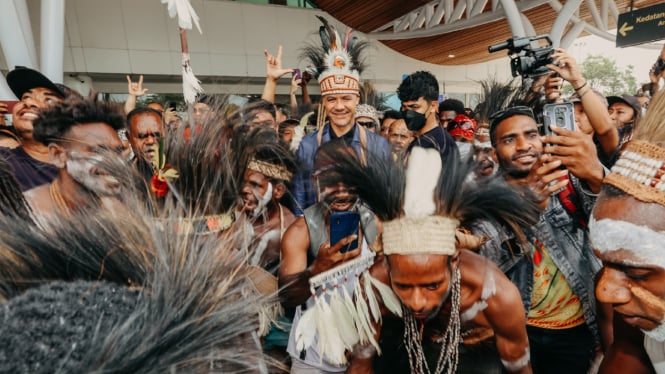 Ganjar Diberi Noken dan Disuguhi Tarian Asmat dalam Kampanye Perdana di Merauke, Papua