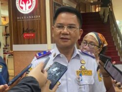 Dinas Perhubungan DKI Jakarta Akan Menghukum Warga yang Memasang Alat Peraga Kampanye di Angkutan Umum