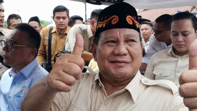 Prabowo Subianto Mempersembahkan Ziarah ke Makam Sultan Maulana di Banten dengan Didampingi Keluarga Ratu Atut