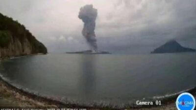 Gunung Anak Krakatau Meletus Kembali, Debu Vulkanik Mencapai Ketinggian 1.500 Meter