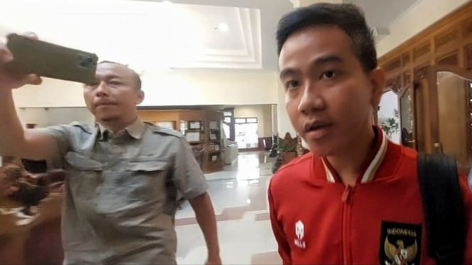 Gibran: Saya Mohon Maaf atas Aksi Bakar Semangat di Debat Perdana Capres yang Disorot