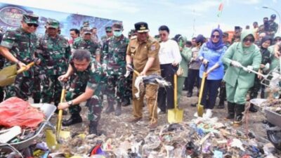 Jenderal TNI Maruli Terlibat dalam Pembersihan Sampah di Pantai Borkal Sulsel