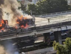 Truk Terbakar di Tol Dalam Kota, Mengangkut Gulungan Kertas dengan Kerugian mencapai Rp 400 Juta