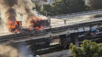 Truk Terbakar di Tol Dalam Kota, Mengangkut Gulungan Kertas dengan Kerugian mencapai Rp 400 Juta