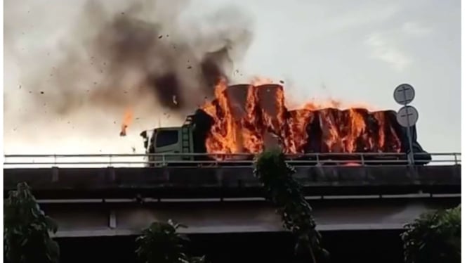 Truk Terbakar di Tol Dalam Kota: Saat Detik-Detik Kejadian Terjadi