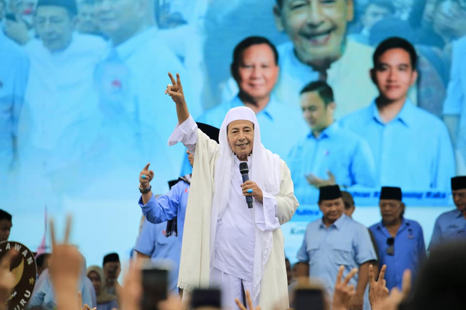 Prabowo dan Relawan Nderek Guru Bershalawat Bersama Habib Luthfi di Serang