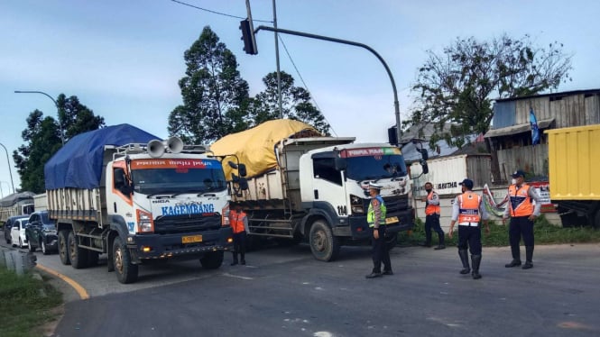 Polisi Diamankan 33 Truk Tanah di Tangerang karena Melanggar Jam Operasional