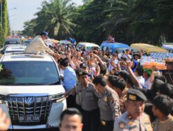 Ribuan Warga Kepulauan Riau Berbondong-bondong Menyambut Kedatangan Prabowo