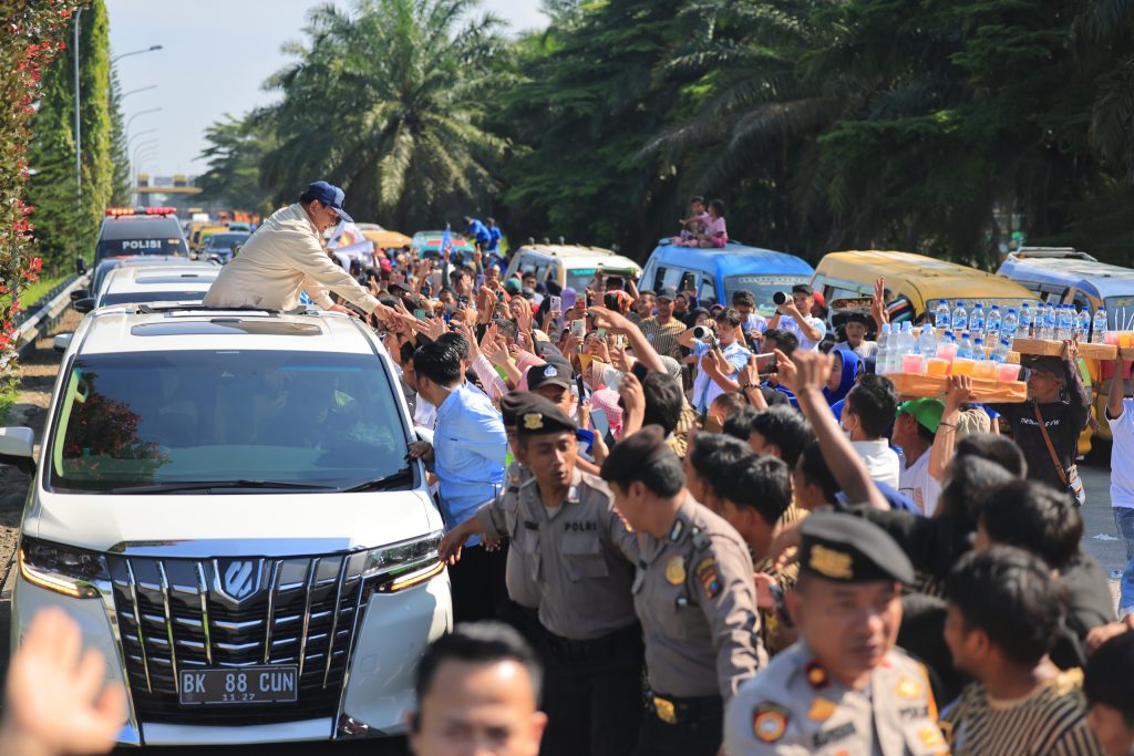 Ribuan Warga Kepulauan Riau Berbondong-bondong Menyambut Kedatangan Prabowo