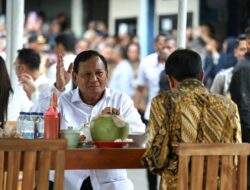 Jokowi dan Prabowo Menikmati Bakso Bandongan di Warung Kaki Lima Magelang, Jawa Tengah