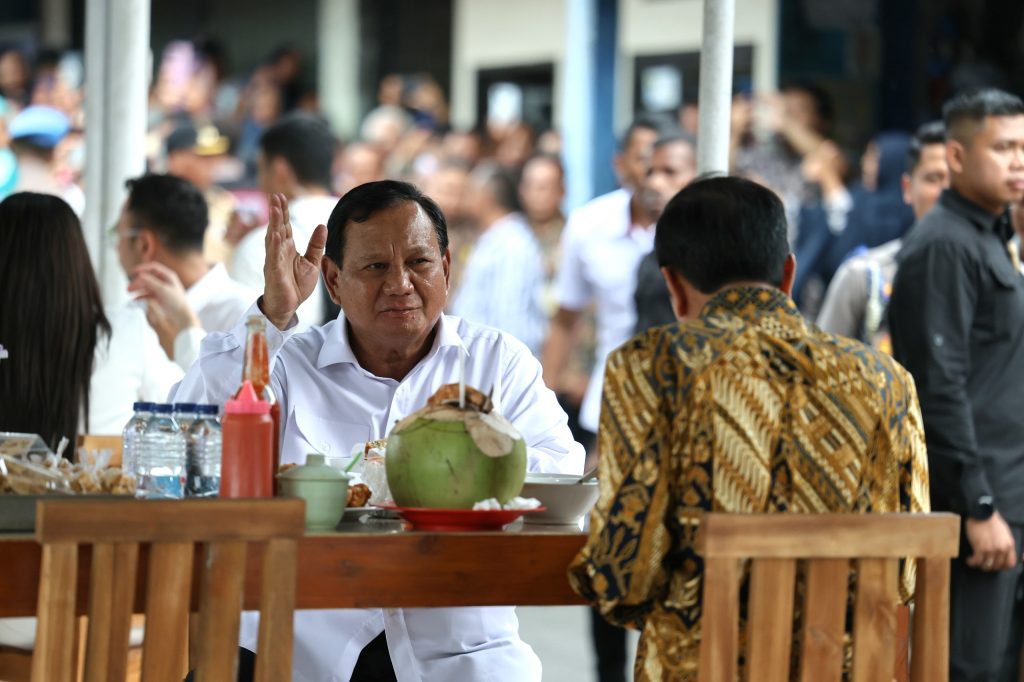 Jokowi dan Prabowo Menikmati Bakso Bandongan di Warung Kaki Lima Magelang, Jawa Tengah