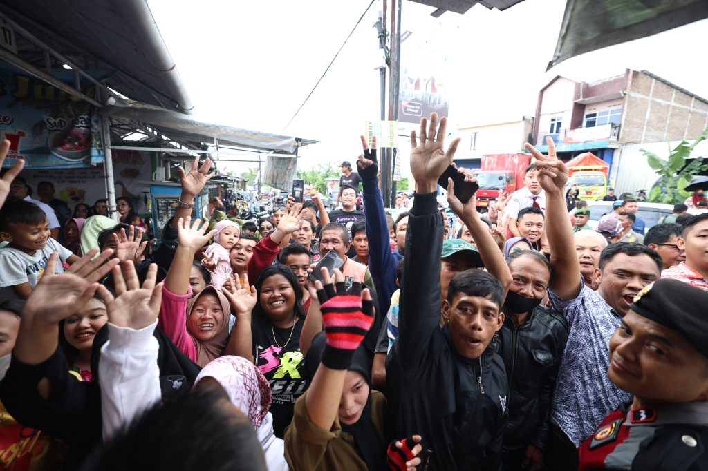 Ratusan Warga Jateng Bersemangat Melihat Jokowi dan Prabowo Makan Bakso Bersama: Semoga Tetap Merakyat