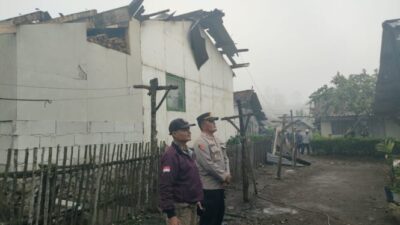 Pulating Beliung Merusak Belasan Rumah Warga di Kertasari Bandung