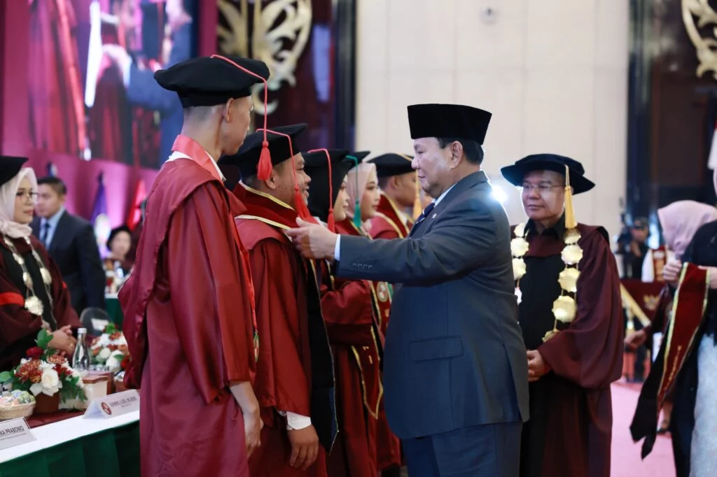 Prabowo Subianto Menghadiri Wisuda UKRI: Dorongan untuk Anak Muda menjadi Pemimpin yang Mencintai Rakyat