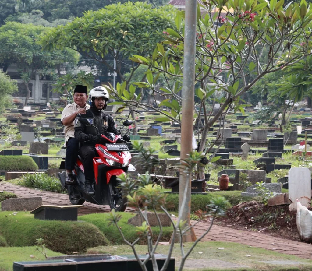 Pemilihan Umum Selesai, Prabowo Subianto Mengunjungi Makam Ayahnya dengan Dikunjungi Ratusan Pendukung