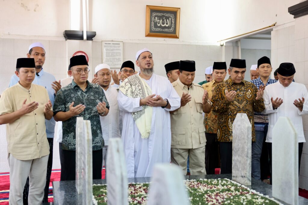 Ziarah ke makam Habib Ali Kwitang, Prabowo Subianto ungkap hubungan kekerabatan keluarga