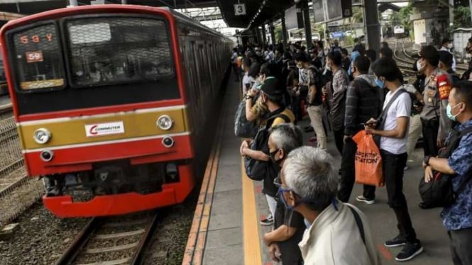 Peraturan Berbuka Puasa di KRL Harus Diperhatikan