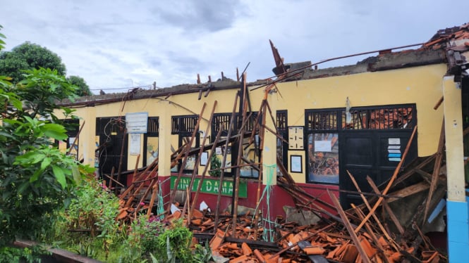 Disdik Depok Memeriksa SDN Kedaung Sawangan yang Atapnya Ambruk