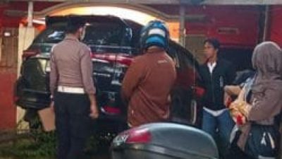 Pelajar Mengemudikan Toyota Fortuner Menabrak Motor Pengendara dan Rumah Warga di Makassar