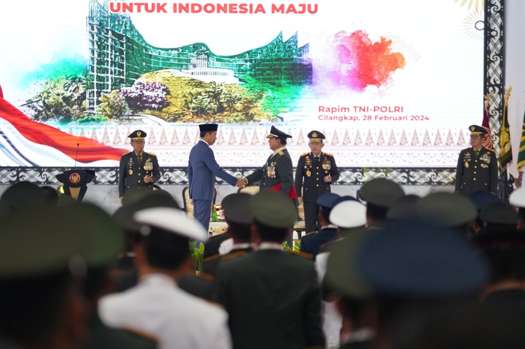 Prabowo Menerima Penghargaan Jenderal Bintang 4 dari Presiden Jokowi