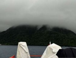 Evakuasi Warga Tertinggal di Pesisir Laut Kepulauan Sitaro akibat Erupsi Gunung Ruang oleh Tim SAR