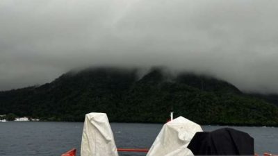 Evakuasi Warga Tertinggal di Pesisir Laut Kepulauan Sitaro akibat Erupsi Gunung Ruang oleh Tim SAR