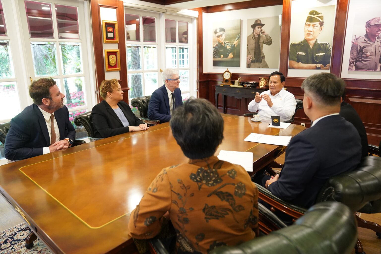 Setelah Mengirim Surat Ucapan Selamat, CEO Apple Tim Cook Menemui Prabowo Subianto sebagai Presiden Terpilih