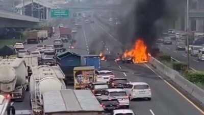 Tabrakan pikap di Tol Japek menyebabkan Avanza terbakar