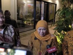 Malam-malam, Khofifah dan Emil Dardak Bersama Rumah Airlangga Hartarto