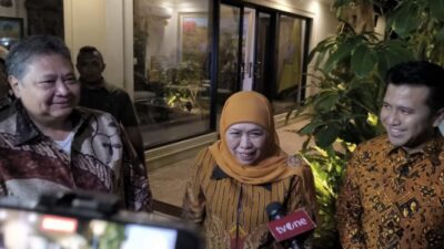 Malam-malam, Khofifah dan Emil Dardak Bersama Rumah Airlangga Hartarto