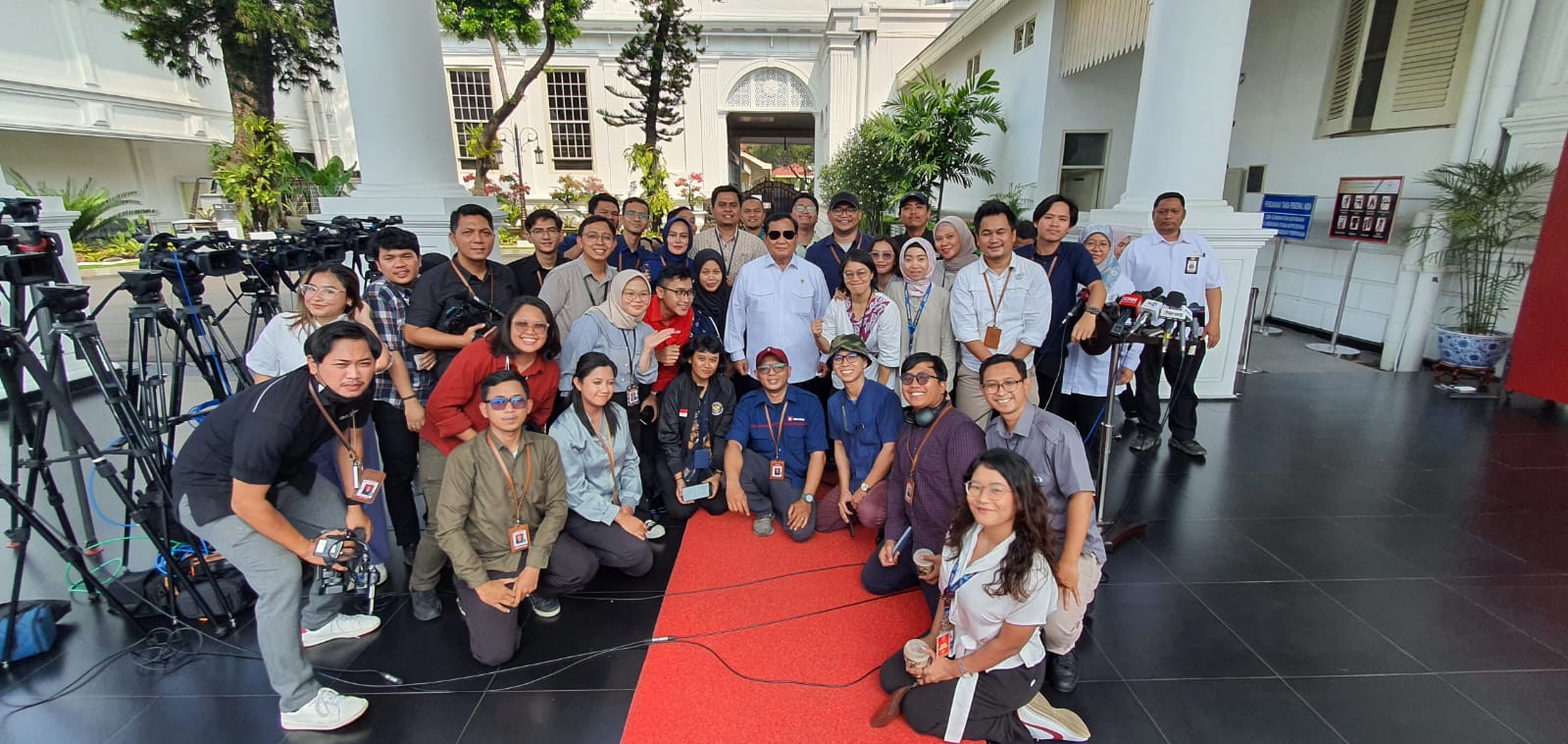 Saati Para Wartawan Istana Mengambil Foto Bersama Prabowo Subianto, Mengenakan Kacamata Hitam