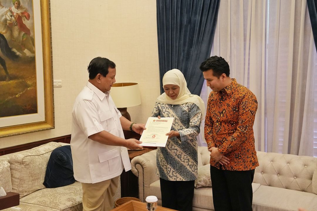 Prabowo Subianto Menyerahkan Surat Rekomendasi untuk Calon Gubernur Jawa Timur