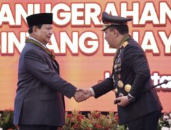 Prabowo Subianto Menerima Penghargaan Bintang Bhayangkara Utama dari Kepala Kepolisian Indonesia