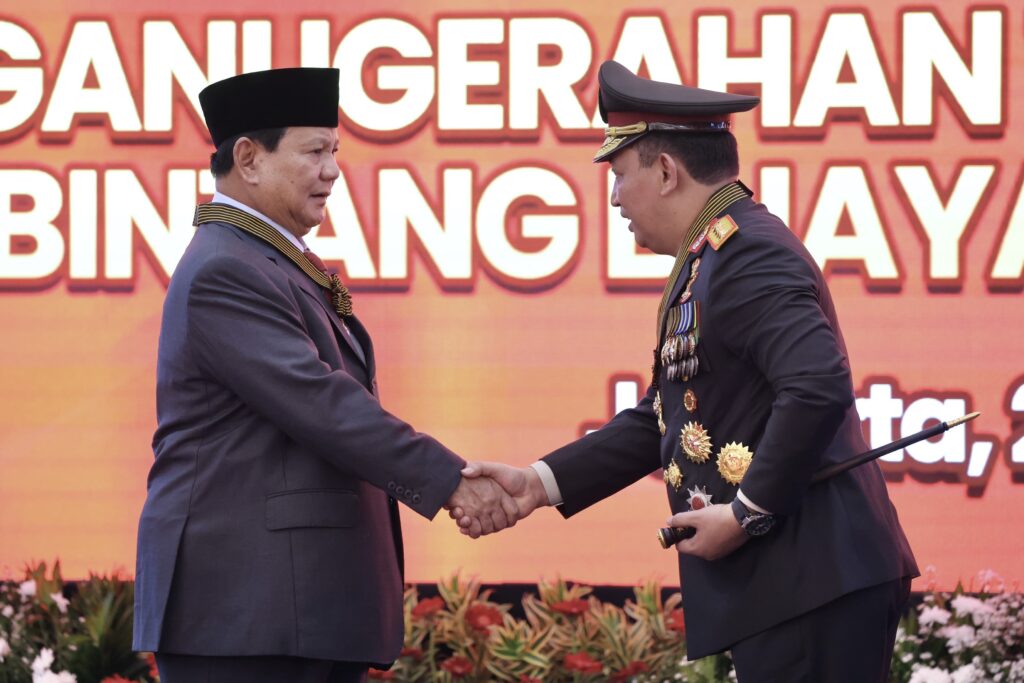 Prabowo Subianto Menerima Penghargaan Bintang Bhayangkara Utama dari Kepala Kepolisian Indonesia