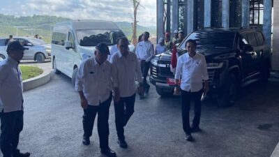 Jokowi Rapat dengan Otorita IKN dan Menhub Budi Karya pada Hari Pertama Kerja di IKN