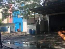 Pabrik Oli dan Ban di Tangsel Terbakar Hebat, Dua Kali Ledakan Terdengar dan Sebagian Tembok Runtuh