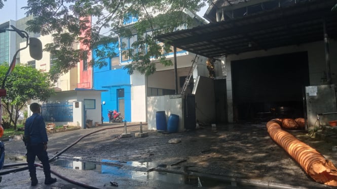 Pabrik Oli dan Ban di Tangsel Terbakar Hebat, Dua Kali Ledakan Terdengar dan Sebagian Tembok Runtuh