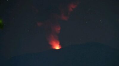 Gunung Ibu Meletus, Abu Mencapai Ketinggian 700 Meter, Suara Gemuruh Menguat Terasa