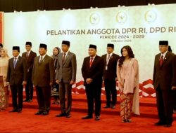 Prabowo Subianto dan Jokowi Bersama-sama Naik Mobil Kepresidenan RI 1 menuju Pelantikan Anggota DPR yang Terpilih