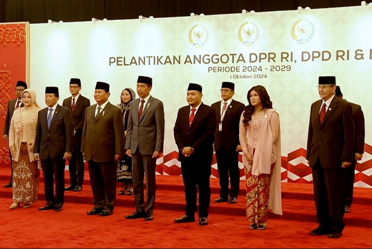 Prabowo Subianto dan Jokowi Bersama-sama Naik Mobil Kepresidenan RI 1 menuju Pelantikan Anggota DPR yang Terpilih