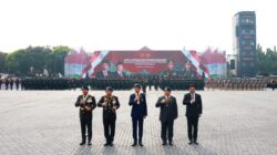 Jokowi dan Prabowo Subianto Naik Bersama di Jeep Pindad untuk Memeriksa Pasukan dalam Upacara Keamanan Pelantikan Presiden