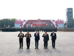 Jokowi dan Prabowo Subianto Naik Bersama di Jeep Pindad untuk Memeriksa Pasukan dalam Upacara Keamanan Pelantikan Presiden