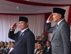 Kerumunan Bersemangat Sambut Prabowo Subianto dan Menteri Pertahanan Sjafrie saat Mereka Naik Maung Setelah Upacara Penyerahan.