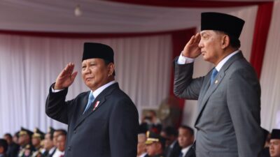 Kerumunan Bersemangat Sambut Prabowo Subianto dan Menteri Pertahanan Sjafrie saat Mereka Naik Maung Setelah Upacara Penyerahan.